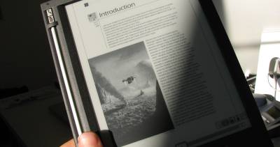 wikimedia_soleil_et_ombre_sur_un_bouquin_electronique_iliad.jpg wikimedia_soleil_et_ombre_sur_un_bouquin_electronique_iliad.jpg